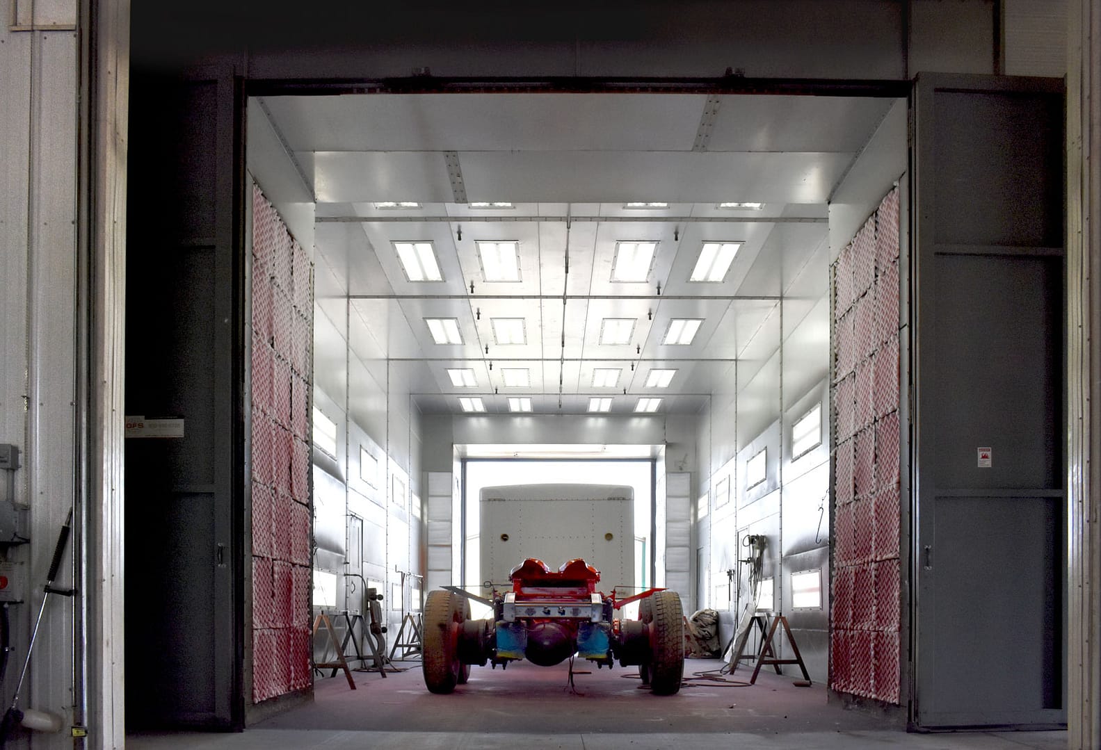 Cross Draft, Drive-Thru Heavy-Duty Truck Paint Booth